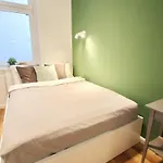 Modern Green Apt W Free Parking, Projector,Netflix