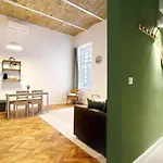 Modern Green Apt W Free Parking, Projector,Netflix