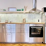 Modern Green Apt W Free Parking, Projector,Netflix