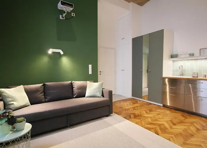 Modern Green Apt W Free Parking, Projector,Netflix